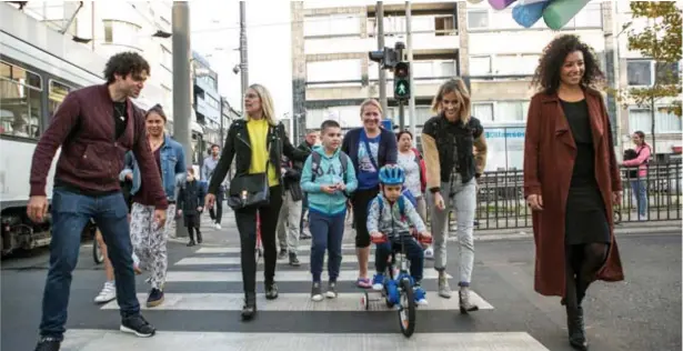  ??  ?? FOTO DIRK KERSTENS Adil El Arbi, Eline De Munck, Zoë Van Gastel en Sihame El Kaouakibi zorgen mee voor een veilige start van het schooljaar.