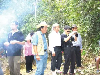  ?? ?? Mutang (fourth right) among the first to tap into micro-hydropower potential in Ba Kelalan.