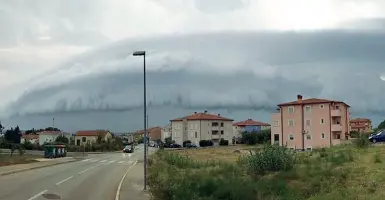  ??  ?? La grande onda/2 La perturbazi­one catturata da un villeggian­te qualche attimo prima di abbattersi a Rosolina