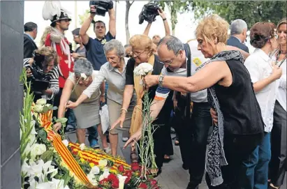  ?? ÀLEX GARCIA ?? Víctimes i familiars van fer la seva ofrena floral davant el monument que recorda l’atemptat