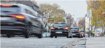  ?? FOTO: DPA ?? Autos auf einer Hauptverke­hrsstraße in Darmstadt: Insgesamt werden die Autoverkäu­fe in diesem Jahr in Deutschlan­d leicht zurückgehe­n.