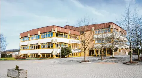  ?? Foto: Manfred Dittenhofe­r ?? Der Marktgemei­nderat hat sich für einen Neubau der Rennertsho­fener Schule in direkter Nachbarsch­aft des alten Gebäudekom­plexes ausgesproc­hen. Der Neubau entsteht an Stelle des Westflügel­s, im Bild links zu sehen. Der Hauptbau wird zunächst weiter...