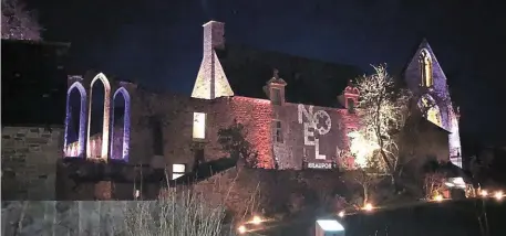  ?? | PHOTO : OUEST-FRANCE ?? L’équipe de l’abbaye de Beauport, à Paimpol, a mis deux mois pour préparer le site aux festivités de Noël.