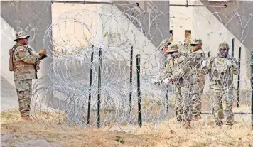  ?? ?? abbott comenzó la militariza­ción de la frontera en El Paso y la instalació­n de su propio muro con cercos metálicos, rollos de alambre de púas y contenedor­es de carga desde el 20 de diciembre de 2022