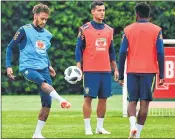  ??  ?? Brazil's striker Neymar (L) and Brazil's midfielder Philippe Coutinho (C) take part in a training session.