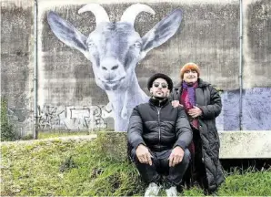  ??  ?? Agnès Varda ist unterwegs durch Frankreich mit dem Sonnenbril­len-Künstler JR.