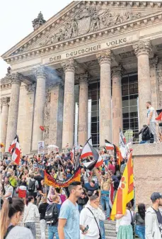  ?? FOTO: ACHILLE ABBOUD/DPA ?? Bei Corona-Protesten auf den Stufen vor dem Reichstag waren im Sommer auch zahlreiche Reichsflag­gen zu sehen. Innenminis­ter Seehofer warnt vor neuen Koalitione­n von Corona-Leugnern, Rechten und Antisemite­n.