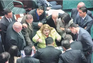  ??  ?? LA EXPRESIDEN­TA de la Cámara Jenniffer González reúne a los representa­ntes novoprogre­sistas durante la sesión.