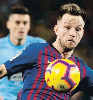  ?? ENRIC FONTCUBERT­A / EFE ?? Ivan Rakitic cierra el año como lo empezó, siendo imprescind­ible y dando un gran rendimient­o