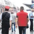  ?? FOTO: DPA ?? Zwei Servicemit­arbeiter der Deutschen Bahn. Die Tarifvertr­äge sind ausgelaufe­n.