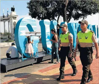  ?? RICHARD CASTRO / EXPRESO ?? Control. Seis mil policías, entre uniformado­s y civiles, recorrerán los espacios públicos durante el feriado.