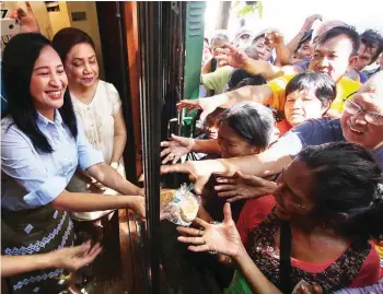  ??  ?? FREE PANDESAL – Quezon City Mayor Joy Belmonte and Sen. Cynthia Villar lead the giving of free pandesal at Kamuning Bakery in Quezon City in celebratio­n of World Pandesal Day Wednesday. (Jansen Romero)