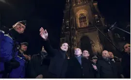  ??  ?? Gérard Collomb (au centre) devant la célèbre cathédrale de Strasbourg. La capitale alsacienne va accueillir deux millions de visiteurs d’ici la fin de l’année. (Photo AFP)