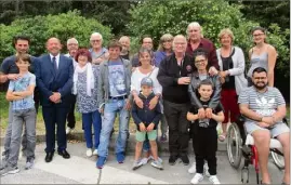  ?? (Photo Maguy) ?? L’équipe des dévoués bénévoles d’ACM autour d’Éric et Fabienne Ricci, Tonia et André (au centre), prépare une belle journée pour aider le jeune Jérémy dans la pratique du football (à d.)