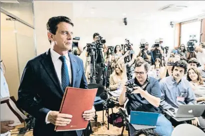  ?? XAVIER CERVERA ?? Manuel Valls compareció ayer ante la prensa en el Ayuntamien­to de Barcelona