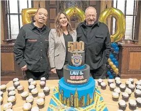  ?? ?? Los 500 capítulos. Festejo de Ice T., Mariska y el productor Dick Wolf.