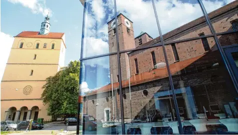  ?? Foto: Annette Zoepf ?? Die katholisch­e Kirche St. Joseph in Augsburg Oberhausen, die sich in der Glasfront des Diözesanar­chivs des katholisch­en Bistums spiegelt, ist ein Beispiel für eine neue Nut zung: Der Ostchor dient der kleiner gewordenen Gemeinde weiter als...