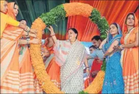  ?? HT PHOTO ?? CM Vasundhara Raje being felicitate­d at a public meeting in Ramgarh in Alwar district on Friday.