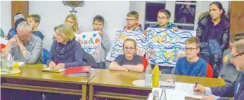  ?? FOTO: TURAD ?? Die Sitzplätze im Saal reichten bei der Debatte um die Freibadsan­ierung bei weitem nicht aus. Kinder unterstric­hen mit Plakaten ihre Erwartung, dass das Bad sofort saniert wird.