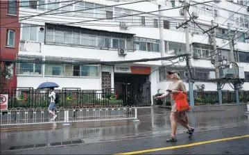  ?? PHOTOS BY FENG YONGBIN AND ZOU HONG / CHINA DAILY ?? The street after renovation work was carried out in April.