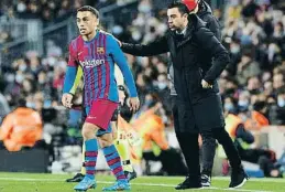  ?? ALBERT GEA / REUTERS ?? Dest va rebre instruccio­ns de Xavi contra l’Athletic