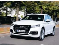  ?? FOTO: AUDI ?? Der Audi Q5 kommt auf verschiede­nen Untergründ­en gut zurecht und fährt dank Hybridtech­nologie sparsam.