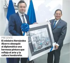  ??  ?? PRESENTE El ministro Hernández Alcerro obsequió al diplomátic­o una hermosa pintura que refleja el arte y la cultura hondureña.