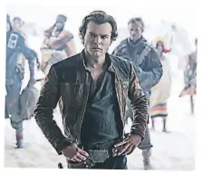  ??  ?? Alden como Han Solo, un joven contraband­ista en sus primeras aventuras junto al fiel Chewbacca.