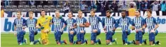  ?? Foto: Annegret Hilse, dpa ?? Der Berliner Kniefall: Nach dem Vorbild US amerikanis­cher Profis protestier­ten die Hertha Spieler unter anderem gegen Rassismus.