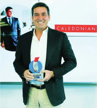  ?? ?? Enrique López Granados posa con el galardón durante la entrega de premios