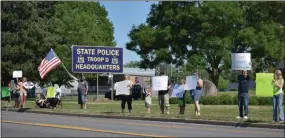  ?? CARLY STONE — MEDIANEWS GROUP ?? Demonstrat­ors in support of law enforcemen­t gathered in front of the State Police Troop D Headquarte­rs in Oneida on June 16.