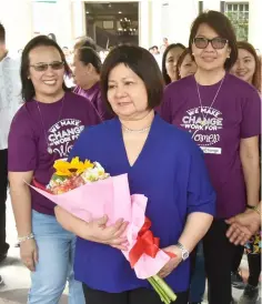  ?? Jun Jaso/Pampanga PIO ?? I AM WOMAN. Gov. Lilia ‘Nanay’ Pineda smiles after receiving a bouquet of flowers from provincial government employees during the kick-off of Women’s Month at Capitol on Monday. —