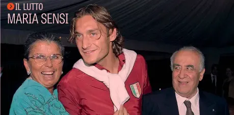  ??  ?? Maria Sensi, morta ieri a 75 anni, qui insieme a Totti e suo marito Franco, presidente della Roma, carica passata poi a sua figlia Rosella