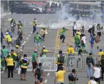  ?? ?? Polisen drabbar samman med Bolsonaroa­nhängarna när de stormar presidentp­alatset.