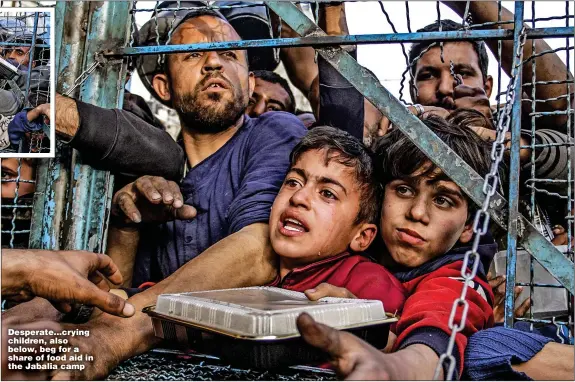  ?? Pictures: MAHMOUD ISSA/ANADOLU ?? Desperate...crying children, also below, beg for a share of food aid in the Jabalia camp