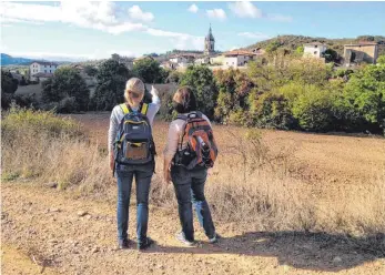  ?? FOTO: KATJA WAIZENEGGE­R ?? Pilgerinne­n unterwegs auf dem spanischen Ignatiuswe­g mit Blick zum Dorf Antoñana.