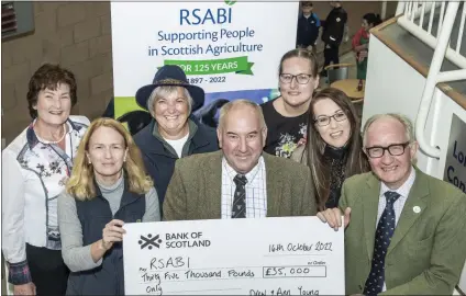  ?? ?? Pictured at the presentati­on are Ann Young, Carol McLaren, Mary Anne McWilliam, Drew Young, Hannah Young, Izy Young and David Leggat