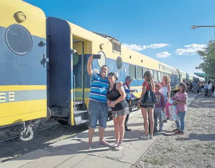 Resultado de imagen para EN LAS VÃAS. UN VIAJE EN TREN PARA CONOCER EL ALMA DE LA PATAGONIA