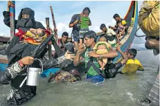  ??  ?? Fleeing: Rohingya arriving on a boat to Bangladesh