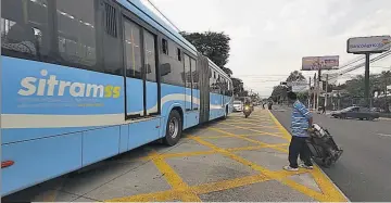  ??  ?? El SITRAMSS es el único que tiene paradas de bus con acceso universal para personas con discapacid­ad.