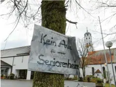  ??  ?? „Kein Aus für unsere Seniorenhe­im“, steht auf diesem Plakat, das vor dem Seniorenhe­im aufgehängt worden war.