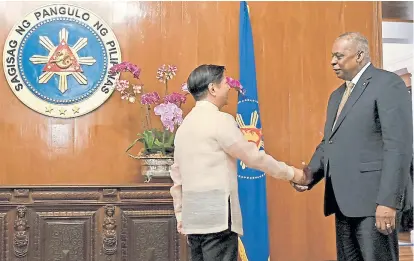  ?? Afp ?? Austin, con el presidente filipino, Ferdinand Marcos