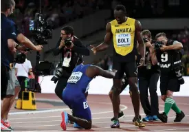  ?? FOTO: LEHTIKUVA/JEWEL SAMAD ?? Justin Gatlin (t.v.) var ödmjukhete­n själv efter att ha detroniser­at Usain Bolt i hundra meters finalen.