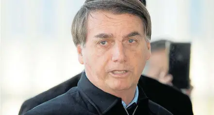  ?? JOÉDSON ALVES/EFE ?? Sem máscara. Bolsonaro fala a apoiadores em frente ao Palácio do Alvorada sem proteção, descumprin­do decreto do DF