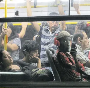  ??  ?? Blancos. Pasajeros en un colectivo, esta semana en Constituci­ón. Los ladrones, al acecho.