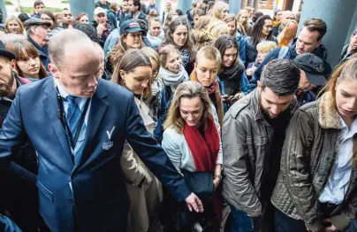  ??  ?? Sympathisa­nten en tegenstand­ers van dierenacti­visten bij de rechtbank in Den Bosch.