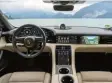  ??  ?? Digitaler geht nicht: das Cockpit des Porsche Taycan.