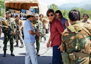  ??  ?? A sinistra e sotto, Tom Cruise sul set del film Barry Seal.