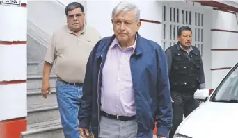  ??  ?? El presidente electo, Andrés Manuel López Obrador, a la salida de la reunión que sostuvo con los futuros titulares de Hacienda, Comunicaci­ones y Transporte­s, Medio Ambiente y Pemex para revisar el tema de las refinerías.
