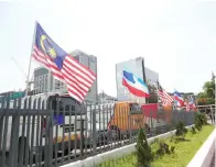  ??  ?? BENDERA yang dikibarkan di kawasan bangunsn Pos Malaysia.